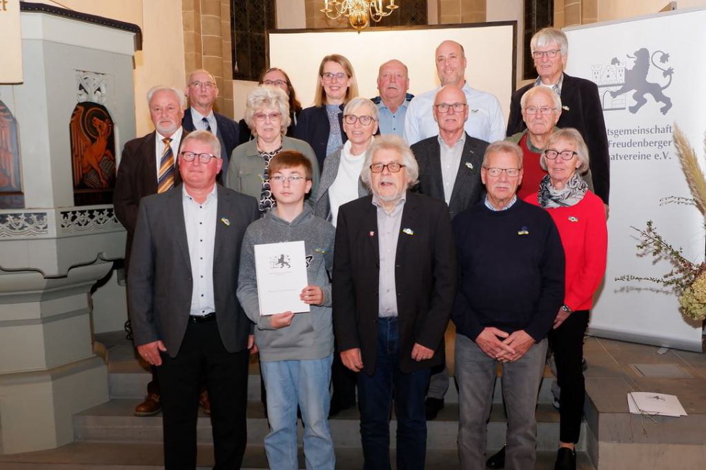 Gruppenbild der Ehrengäste mit dem ARGE-Vorstand, Bürgermeisterin Nicole Reschke und Dr. Maniel Zeiler 