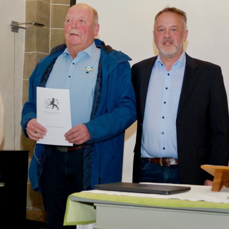 Ehrengast Henning Ising aus Oberheuslingen mit der Urkunde