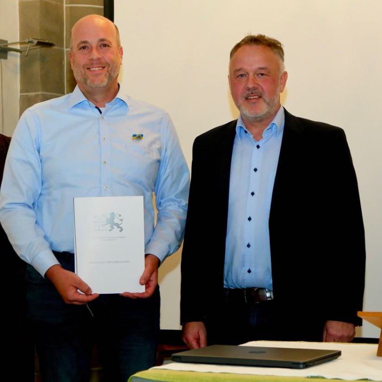 Ehrengast Thorsten Schneider aus Freudenberg mit der Urkunde