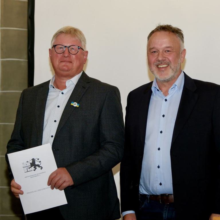 Ehrengast Wolfgang Berg aus Heisberg mit der Urkunde