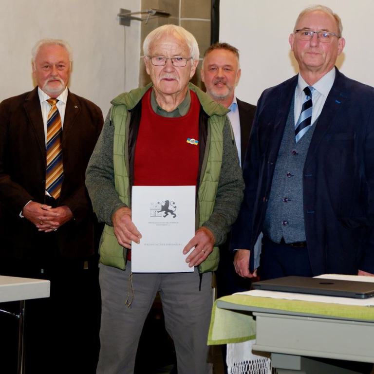 Ehrengast Herbert Dietershagen aus Mausbach mit der Urkunde