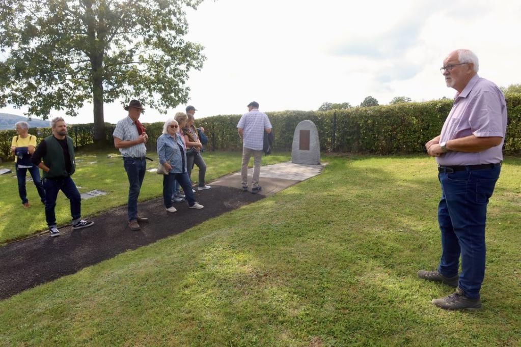 Ortsbegehung Heisberg 2026, Denkstein am Friedhof